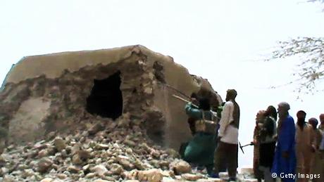 تدمير الأضرحة ليس مقصورا على داعش فقط وإنما قام به مقاتلون في مالي في عام 2012. حيث دمروا أضرحة إسلامية في تومبكتو موضوعة على لائحة التراث العالمي.