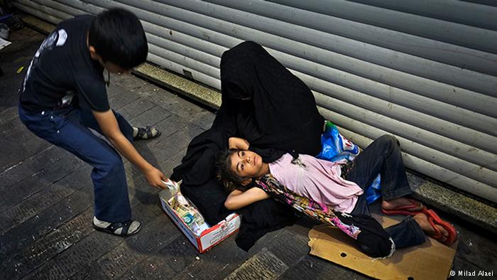 Beggar in chador with girl (photo: Milad Alaei) 