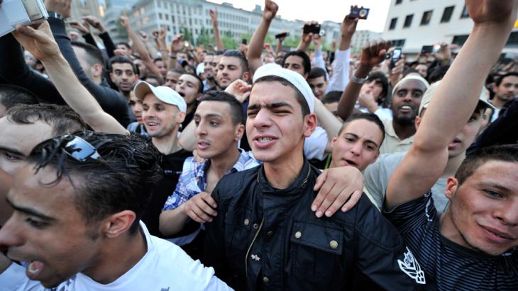 Young people, mostly Salafists, cheer on the controversial preacher Pierre Vogel in Frankfurt on 20 April 2011 (photo: picture-alliance/dpa/B. Roessler)