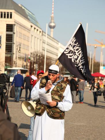 A Salafist near Brandenburg Gate in Berlin in late April 2014 (photo: picture-alliance/Wolfram Steinberg)