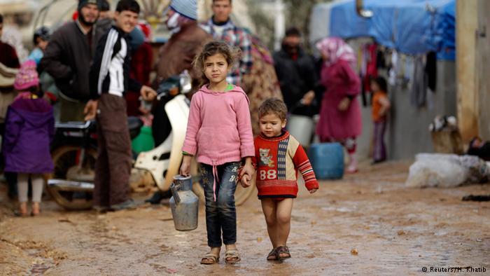 مخيمات اللاجئين ممتلئة بملايين السوريين الفارين من بطش النظام ونيران "داعش".
