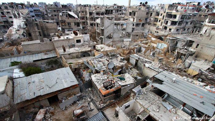 تعاني مناطق عدة في ريف دمشق، كما مدينة دوما، من دمار شامل شل الحياة فيها جراء قصف طائرات حربية أو من البراميل المتفجرة، التي تلقيها مروحيات عسكرية تابعة لنظام الأسد.