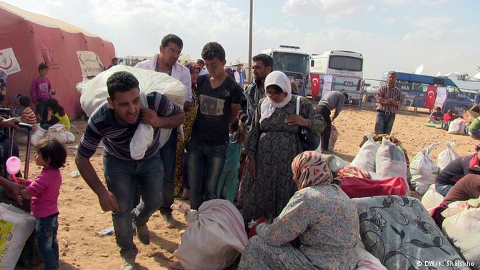 نازحون من مدينة كوباني الكردية قرب الحدود السورية التركية. آلاف اللاجئين الأكراد فروا إلى تركيا بعد المعارك الطاحنة في مدنهم وقراهم ضد تنظيم "داعش".