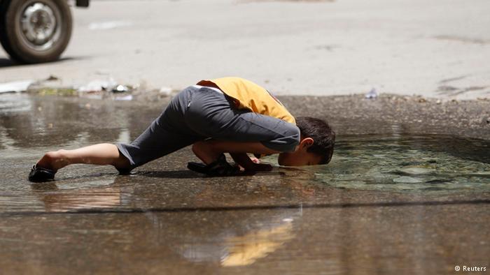 المدنيون، وخاصة الأطفال، هم أكثر المتضررين من الحرب. انعدام مياه الشرب دفع هذا الطفل في مدينة حلب إلى الشرب من المياه المتجمعة في الشارع. مأساة إنسانية كبيرة في سوريا.