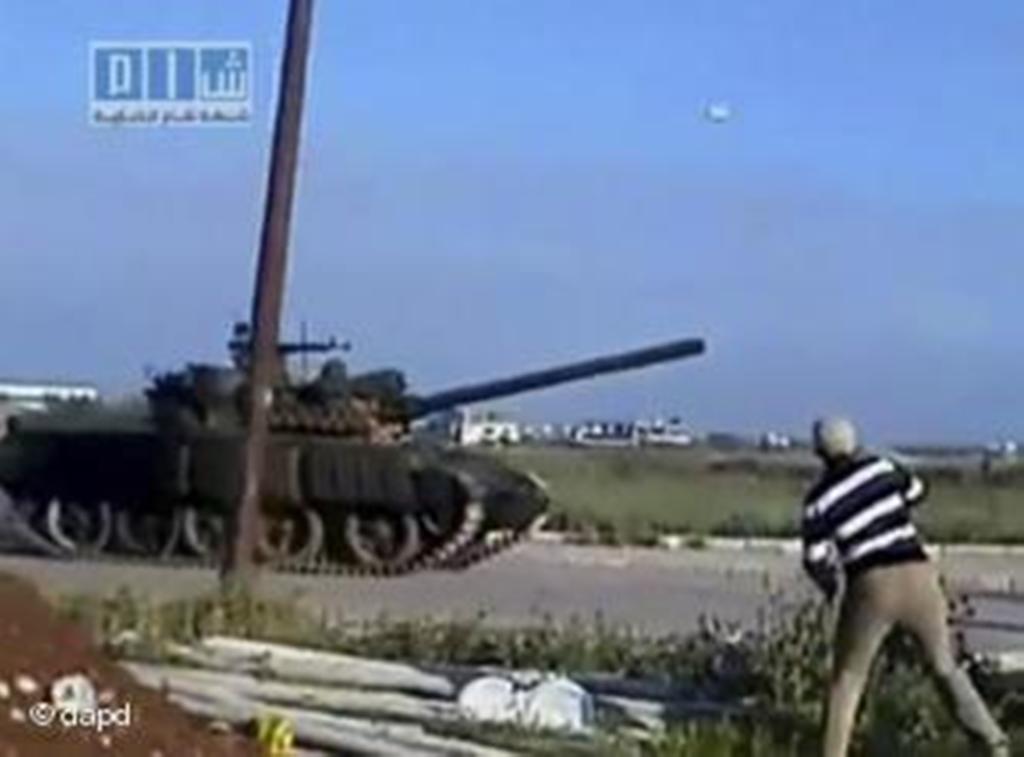 A still from an amateur video showing a tank rolling into Daraa in March 2011 (photo: dapd)