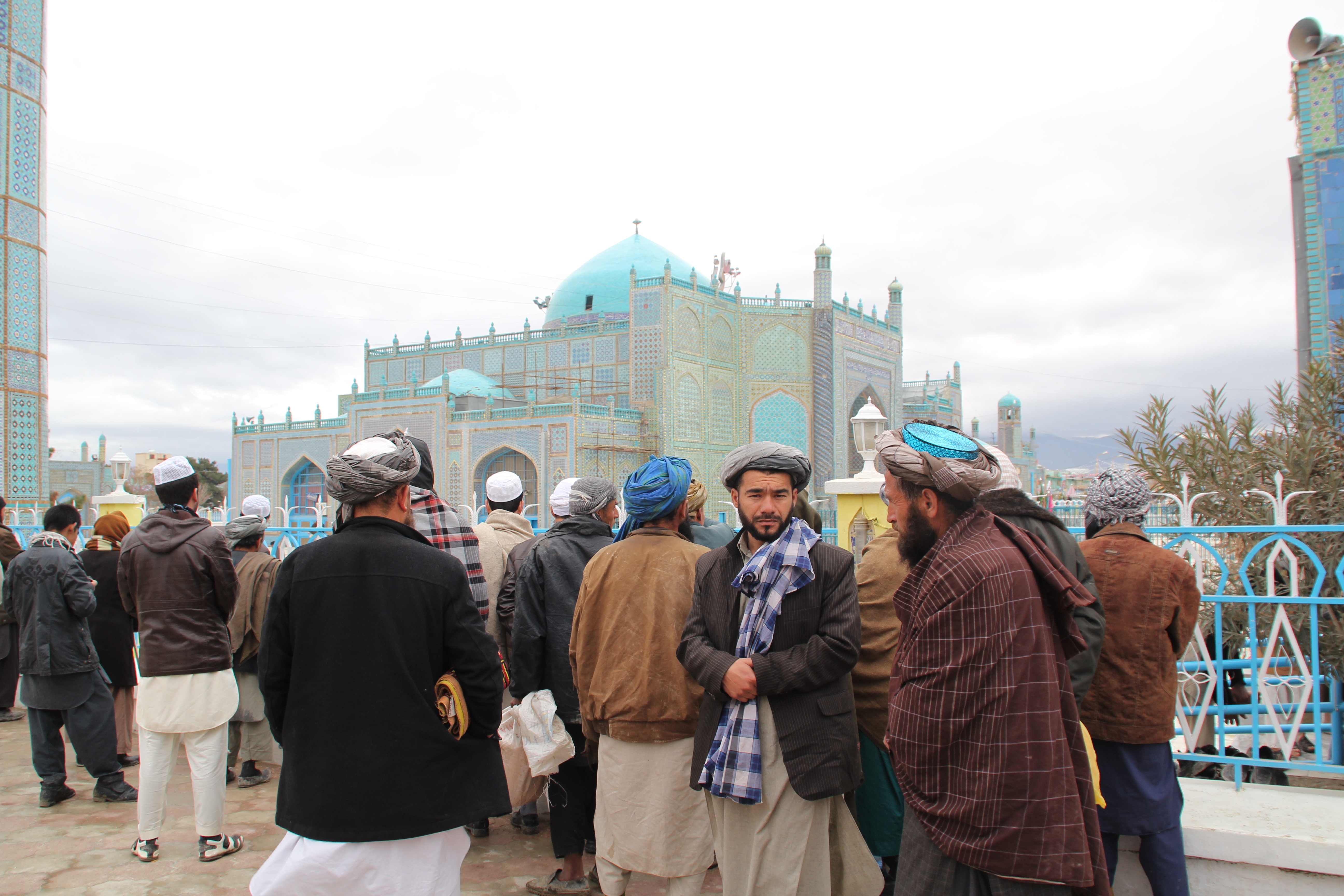 Muslims in front of the Blue Mosque in Mazar-i-Sharif (photo: Marian Brehmer)