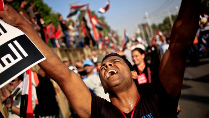 Demonstrator in Cairo protesting against military rule following the ousting of Mohammed Mursi (photo: picture-alliance/AP Photo/Khalil Hamra
