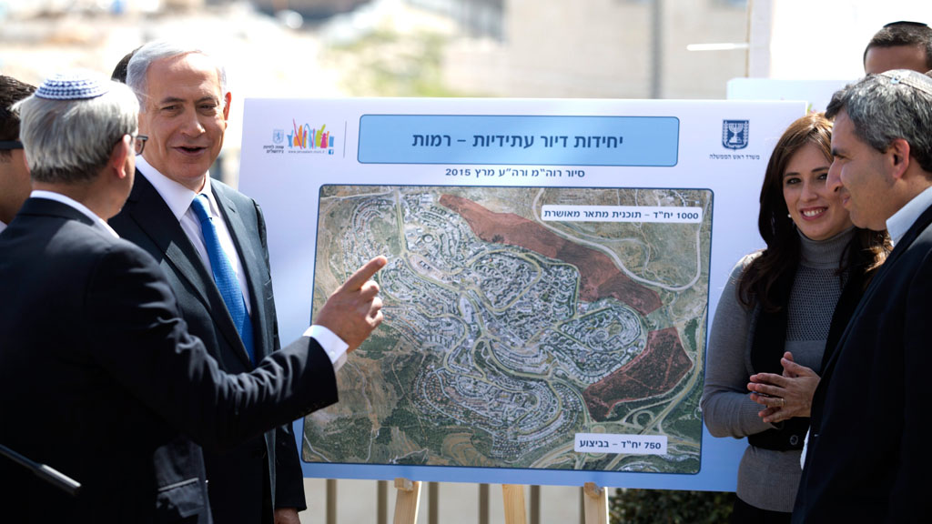 Netanhaju during an election campaign in the settlement Har Homa (photo: picture-alliance/epa/A.Sultan)