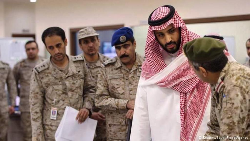 وزير الدفاع السعودي الأمير محمد بن سلمان في مركز عمليات القوات الجوية للإشراف على عملية "عاصفة الحزم".