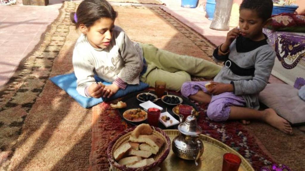 يكافح صاحب مطعم في مدينة مراكش المغربية ضد الفقر المدقع الذي يقاسيه أطفال الشوارع في مدينته.
