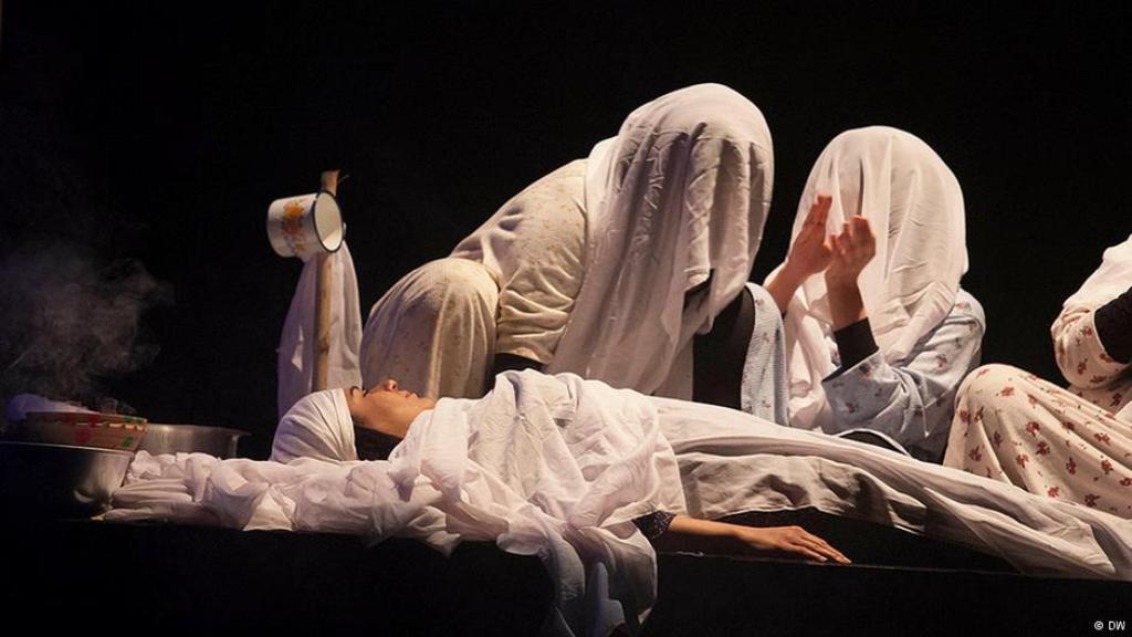 قطعة من إحدى المسرحيات التي عرضت بمهرجان المسرح العربي في الرباط 