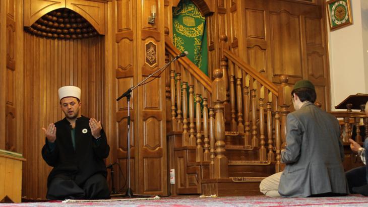 Muslims in a mosque in Vienna (photo: Emir Numanovic/DW)