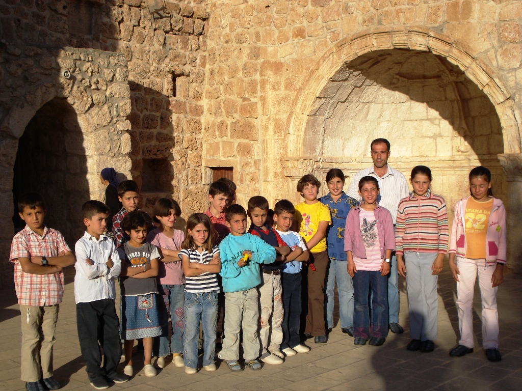 تلاميذ عند كنيسة في طور عبدين في جنوب شرق تركيا. Qantara.de