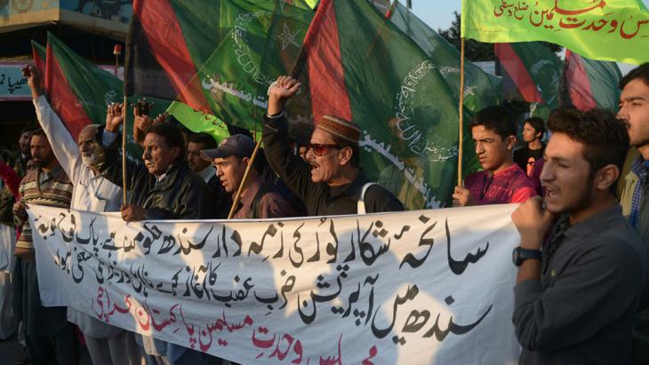 Shias in Pakistan protest against a bomb attack on a mosque in Shikarpur on 30 January 2015 (photo: AFP/Getty Images/R. Tabassum)
