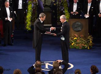 Orhan Pamuk receiving the Nobel Prize for Literature (photo: AP)