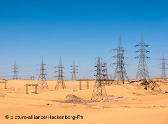 Stromleitungen in der Wüste am Assuan-Staudamm. Foto: picture-alliance/Hackenberg-Ph