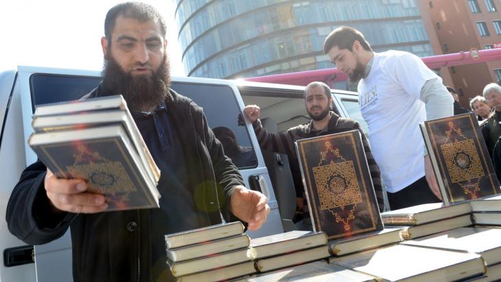 Salafists set up a stall of Korans in Berlin (photo: picture-alliance/dpa/Britta Pedersen)