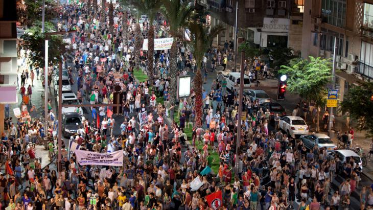 Protests against cuts in social benefits and rising rents in Tel Aviv, July 2012 (photo: Getty Images)