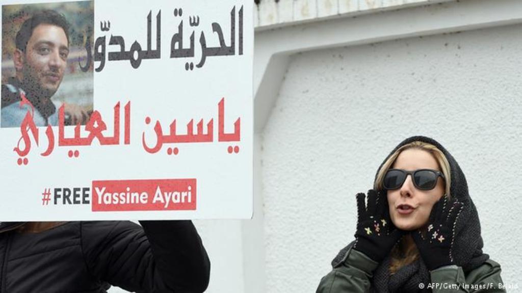 "يسقط يسقط قاضي العسكر" هو الشعار الذي واجه به متعاطفون مع المدون التونسي ياسين العياري قرار المحكمة العسكرية في تونس تخفيض عقوبة سجنه إلى 6 أشهر بتهمة الإساءة للجيش التونسي.