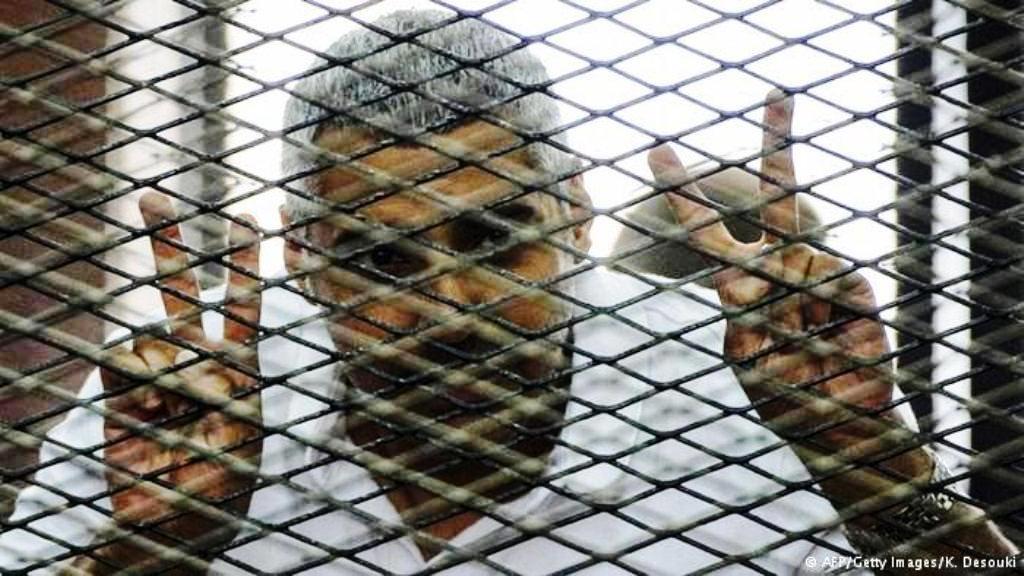 بعد سنة كاملة في السجن بتهمة دعم الإخوان المسلمين، أطلق سراح صحفي الجزيرة محمد فهمي بكفالة مالية بعدما خيرته سلطات بلده بين جنسيته المصرية وبين حريته.