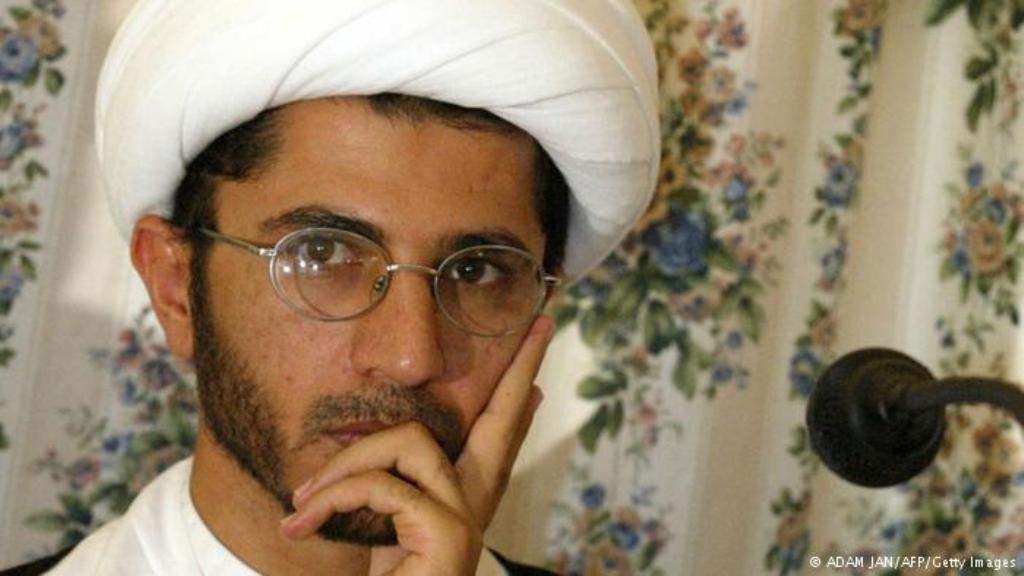 حوكم الناشط السياسي ورجل الدين الشيعي البحريني الشيخ علي سلمان بتهمة التحريض على النظام والدعوة إلى الإطاحة به وسط احتجاجات شعبية واتهامات للحكومة بـ"خنق" المعارضة.