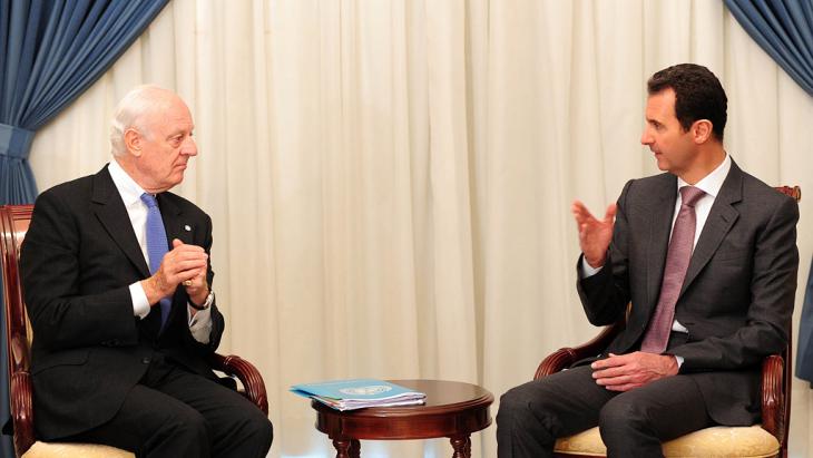 Staffan de Mistura (left) and Bashar al-Assad (photo: picture-alliance/dpa)