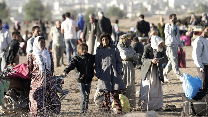 Syrians fleeing to Turkey (photo: picture-alliance/dpa/U. Yunus Tosun)