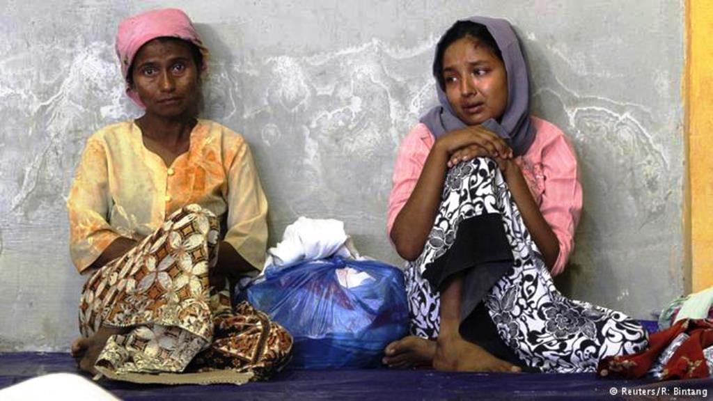يعد الروهينغا في ميانمار بمثابة "مهاجرين غير شرعيين" من بنغلادش، وهو البلد الذي يتعرضون فيه أيضاً للتمييز. ويتم في الغالب حرمانهم من الجنسية البنغلادشية.