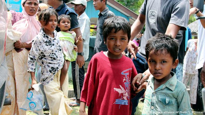 العديد من اللاجئين الروهينغا لا يريدون الهجرة إلى تايلاند بسبب ظروف المعيشة غير الإنسانية هناك. وحسب جمعية الدفاع عن الشعوب المهددة، فالذين هاجروا إلى بنغلادش تم اختطافهم.