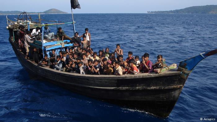 Rohingya refugees packed onto a boat (photo: Asiapics)