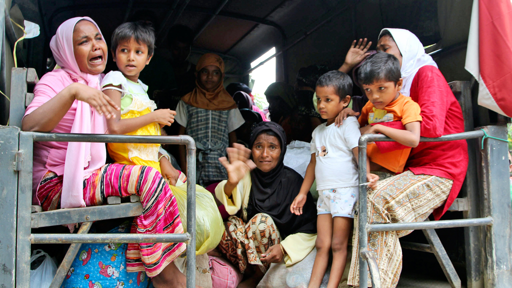 Rohingya women and children on a military truck being taken to a temporary shelter in Seunuddon, Aceh province, Indonesia, 10 May 2015 (photo: picture-alliance/AP Photo/S. Yulinnas)