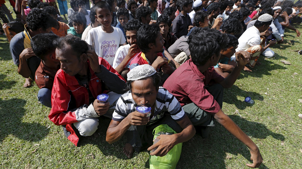 Rohingya migrants queue up for identification at a temporary shelter in the port of Julok village in Kuta Binje, Indonesia's Aceh Province, 20 May 2015 (photo: Reuters/Beawiharta)
