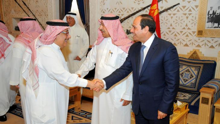 Egyptian President Abdul Fattah al-Sisi (right) visiting Salman, King of Saudi Arabia (photo: picture-alliance/ZUMA press)