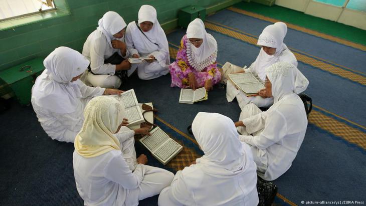 Indonesian Muslim girls reading the Koran (photo: picture-alliance/ys1/ZUMA Press)