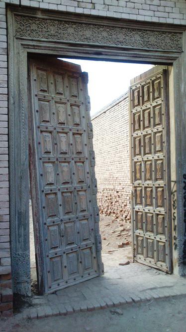 Gate, Derawar Fort, Bahawalpur, Punjab, Pakistan (photo: Julis Koch)