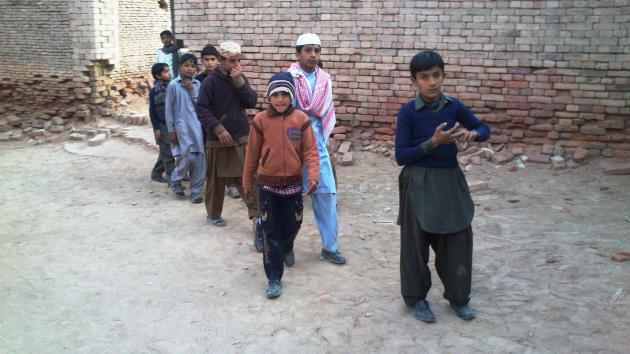School children on an excursion to Derawar Fort (photo: Julis Koch)