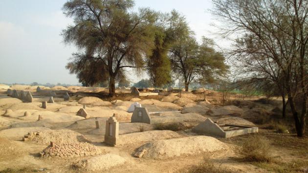 Burial ground, Bahawalpur, Punjab, Pakistan (photo: Julis Koch)