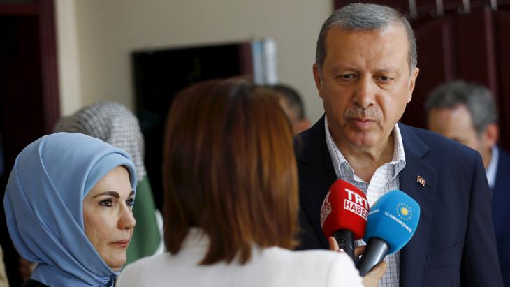 Turkish President Recep Tayyip Erdogan and his wife (left) speaking to a reporter after the announcement of the election result (photo: Reuters/M. Sezer)