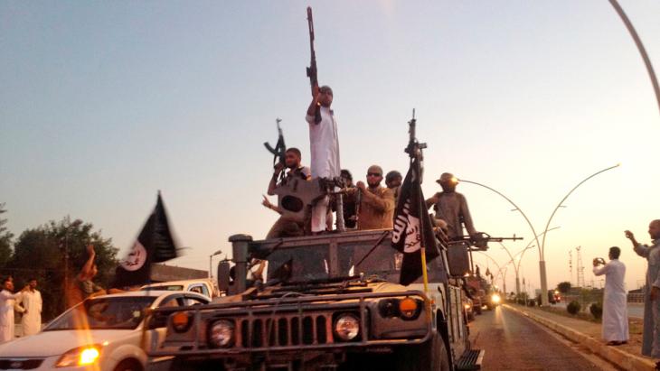 IS fighters in Mosul, 23 June 2014 (picture-alliance/AP Photo)