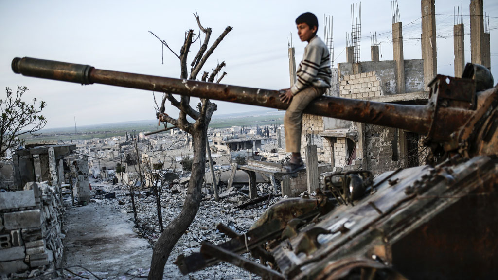  Junge auf Panzer im zerstörten syrischen  Ain al-Arab; Foto: Getty Images/AFP/Y. Akgul