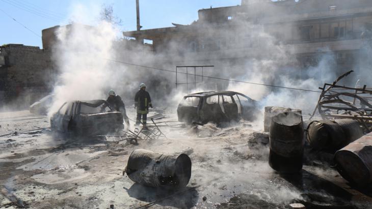 Scene of destruction in Aleppo after Assad fighter jets dropped barrel bombs (photo: Z. Al-Rifai/AFP/Getty Images)