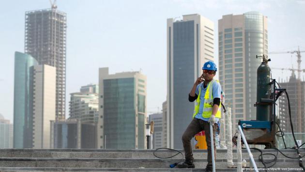 Foreign worker on a construction site in Doha, Qatar (photo: picture-alliance/dpa/B. Von Jutrczenka)