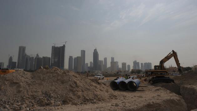 Construction site in Doha, Qatar (photo: picture-alliance/Andreas Gebert)