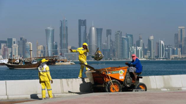 Workers fishing rubbish out of the sea, Doha (photo: picture-alliance/dpa)