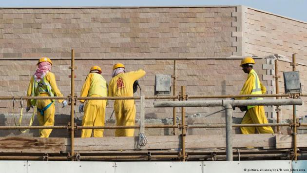 Workers on a construction site in Doha, Qatar (photo: picture-alliance/dpa/B. Von Jutrczenka)