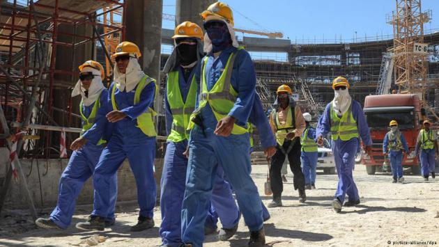 Workers on a stadium construction site in Doha, Qatar (photo: picture-alliance/dpa)