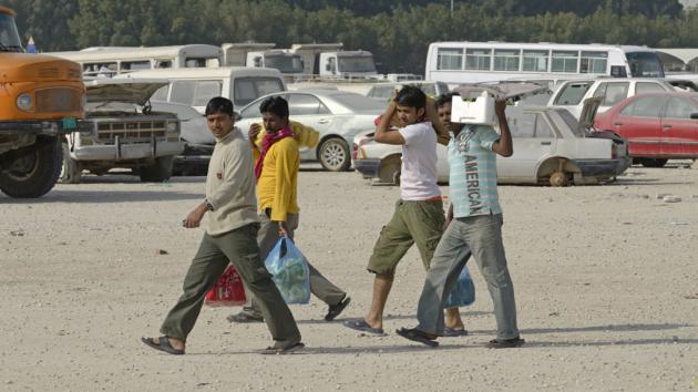 Foreign workers on their way home from shopping (photo: imago/imagebroker)