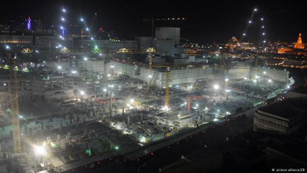 Construction site at night, Doha, Qatar (photo: picture-alliance/ZB)
