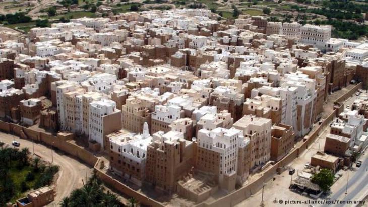 View of Shibam, the historic capital of the Hadramaut region (photo: picture-allliance/epa/Yemen army)