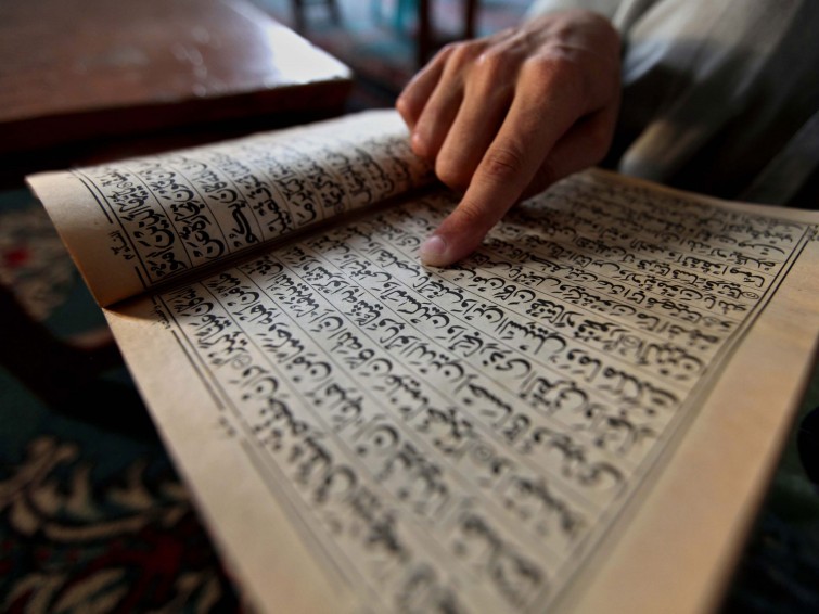 مسلم باكستاني يقرأ القرآن.  Foto: picture alliance/dpa/Bilawal Arbab